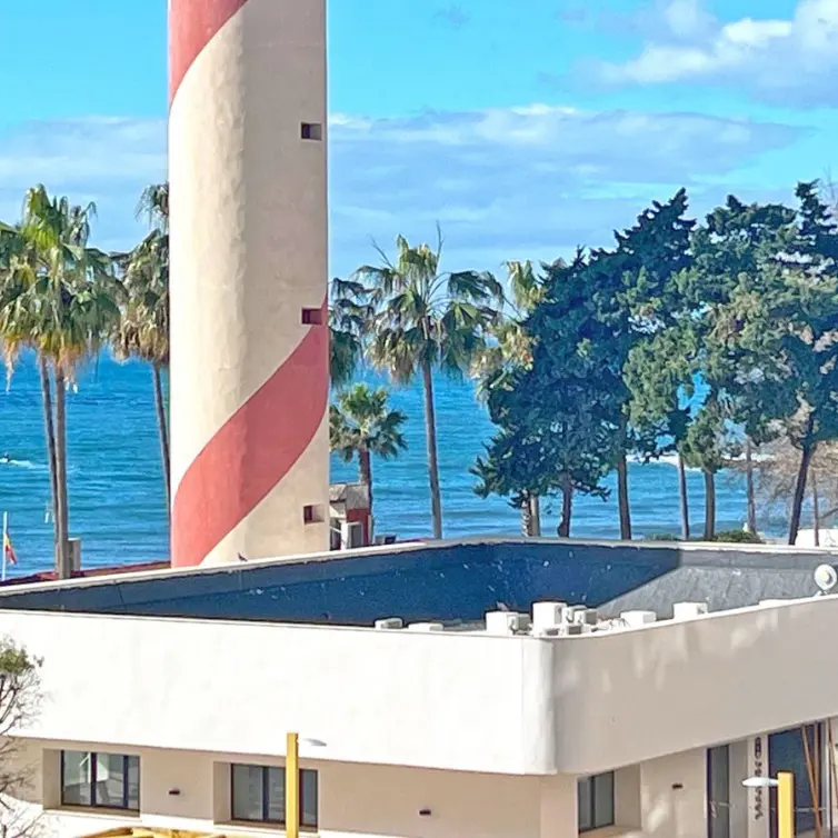 Venta de apartamento en planta media en Marbella