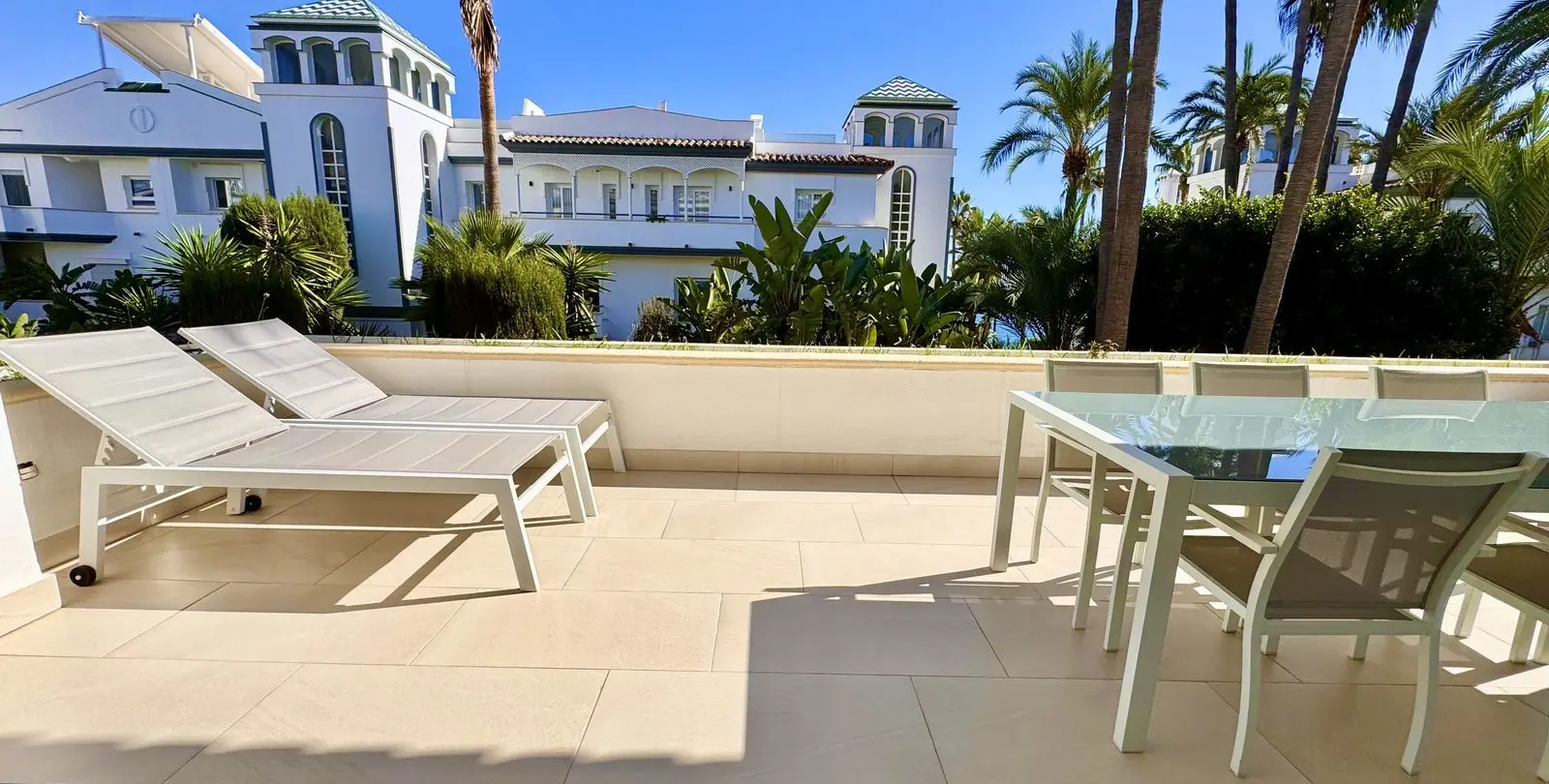 Venta de apartamento en planta media en Estepona 1