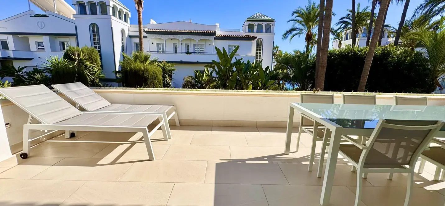 Venta de apartamento en planta media en Estepona 0