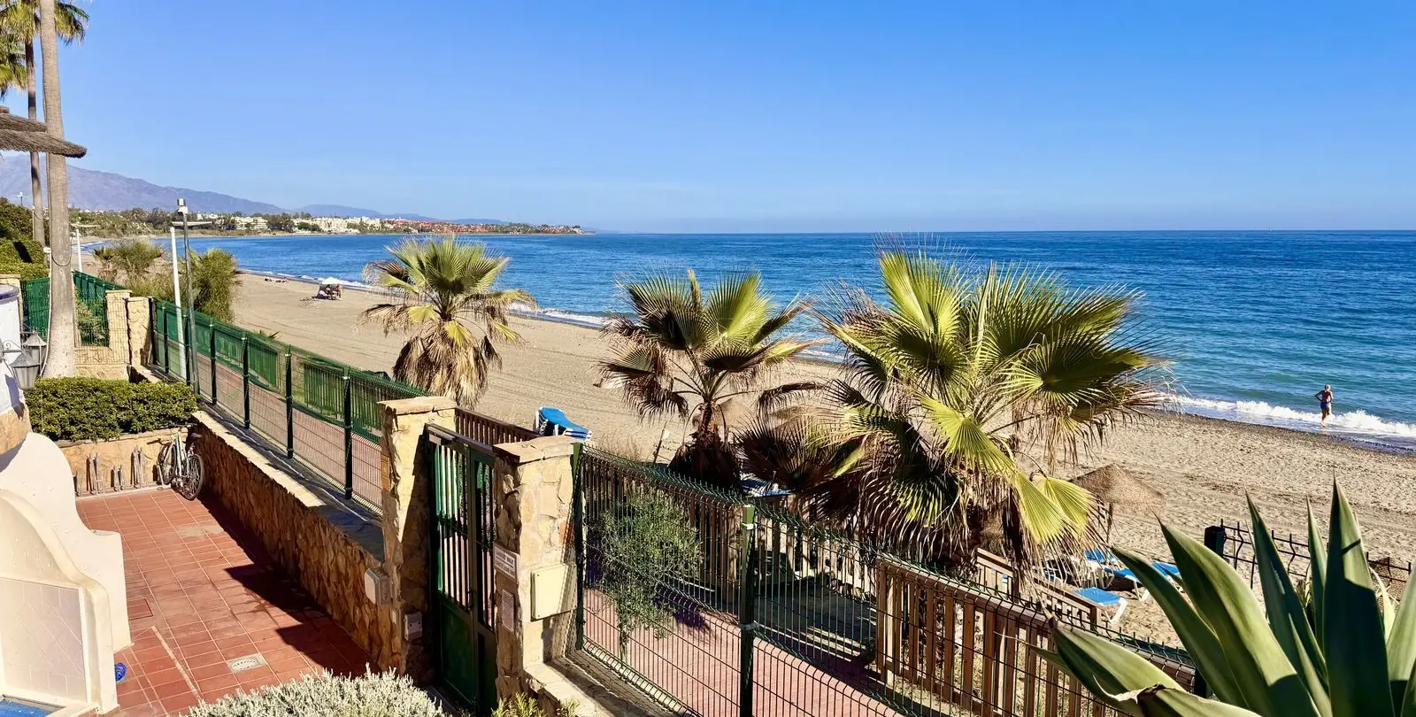 Venta de apartamento en planta media en Estepona 2