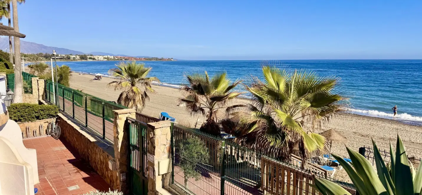 Venta de apartamento en planta media en Estepona 1