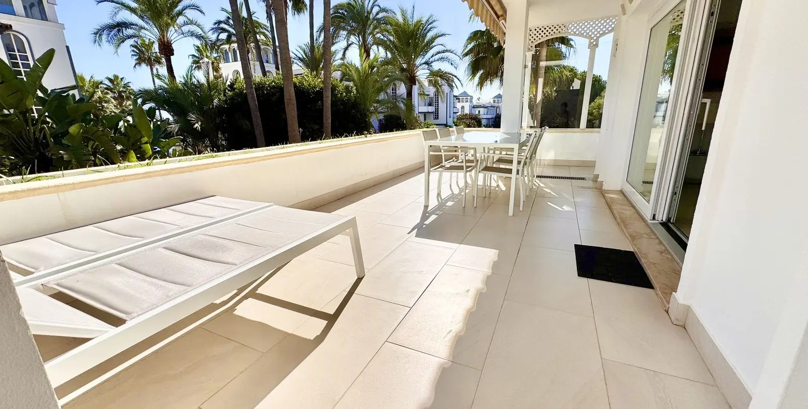 Venta de apartamento en planta media en Estepona 3