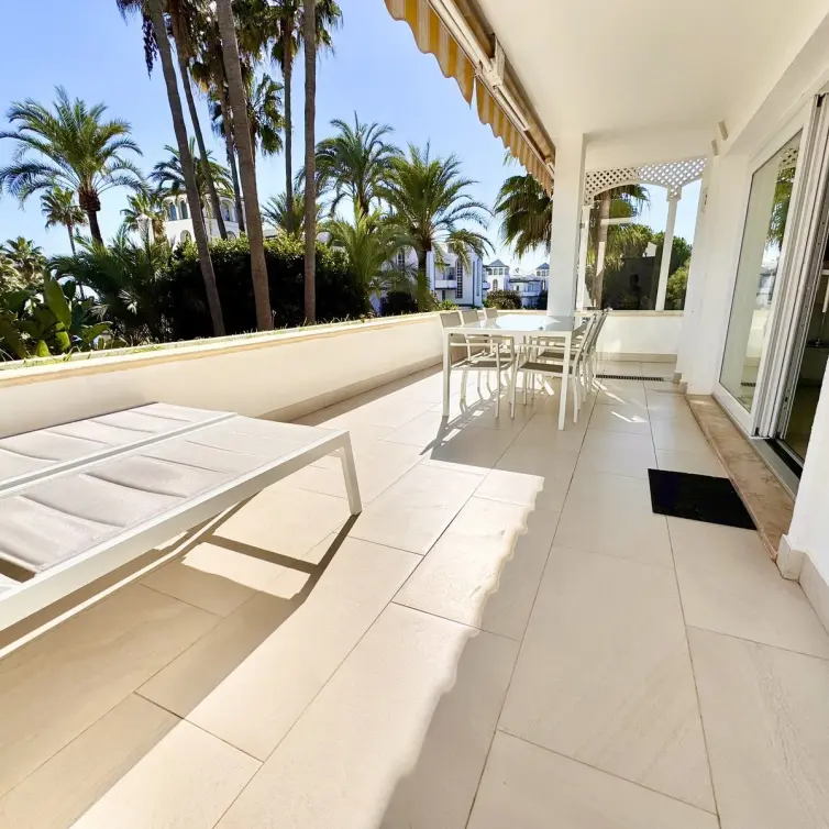 Venta de apartamento en planta media en Estepona