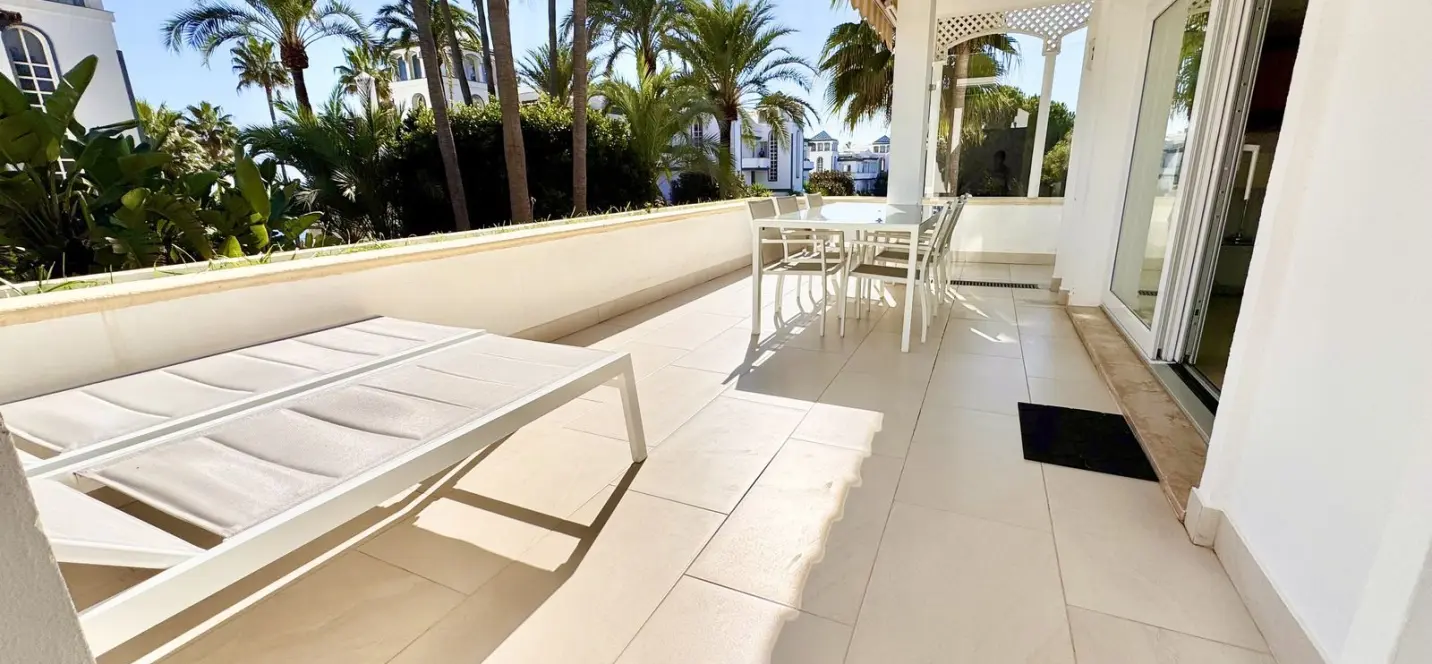 Venta de apartamento en planta media en Estepona 2
