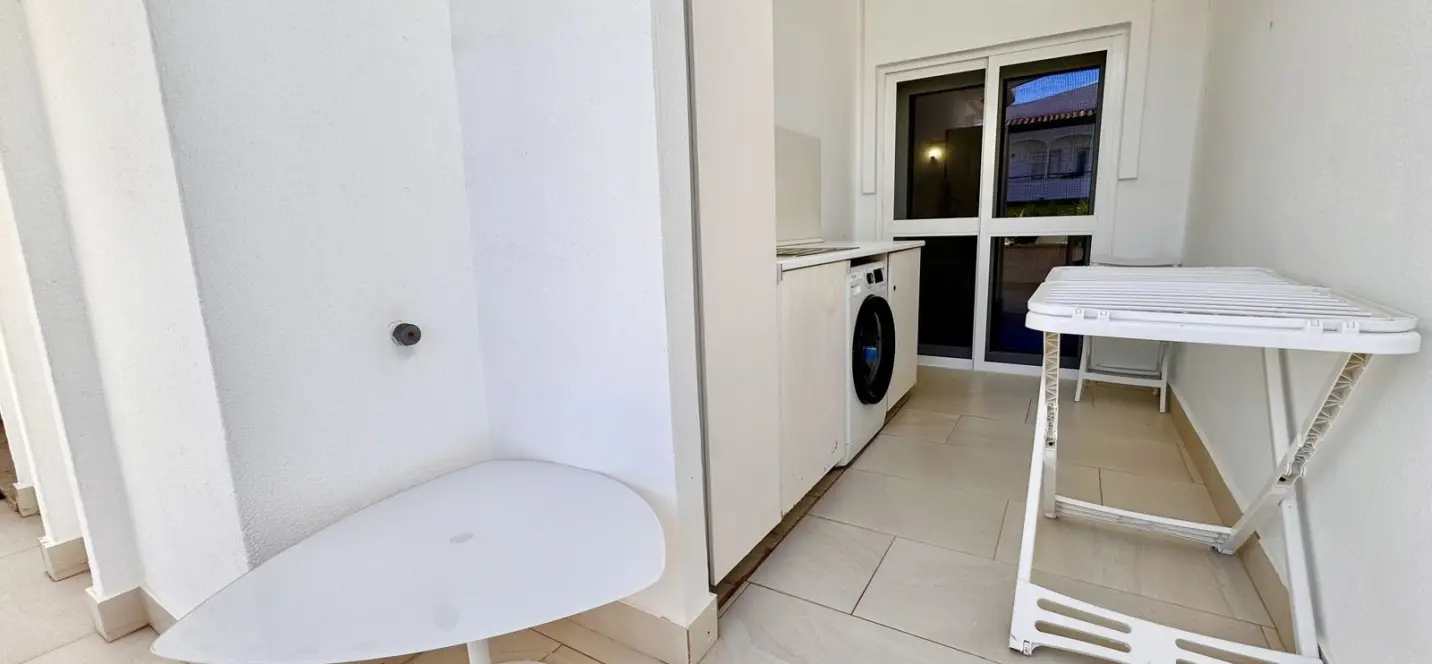 Venta de apartamento en planta media en Estepona 4