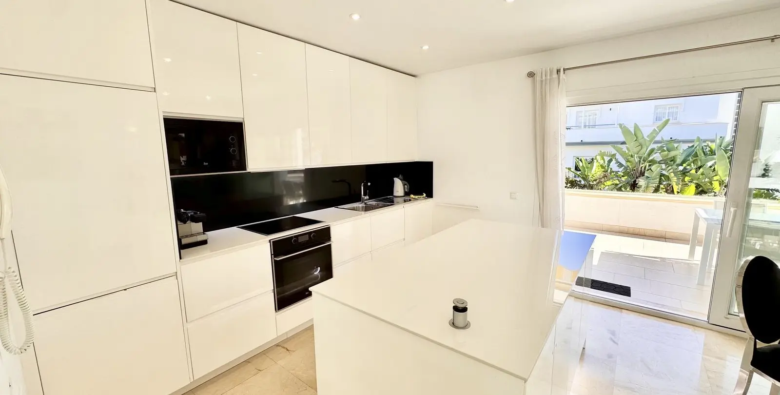 Venta de apartamento en planta media en Estepona 6