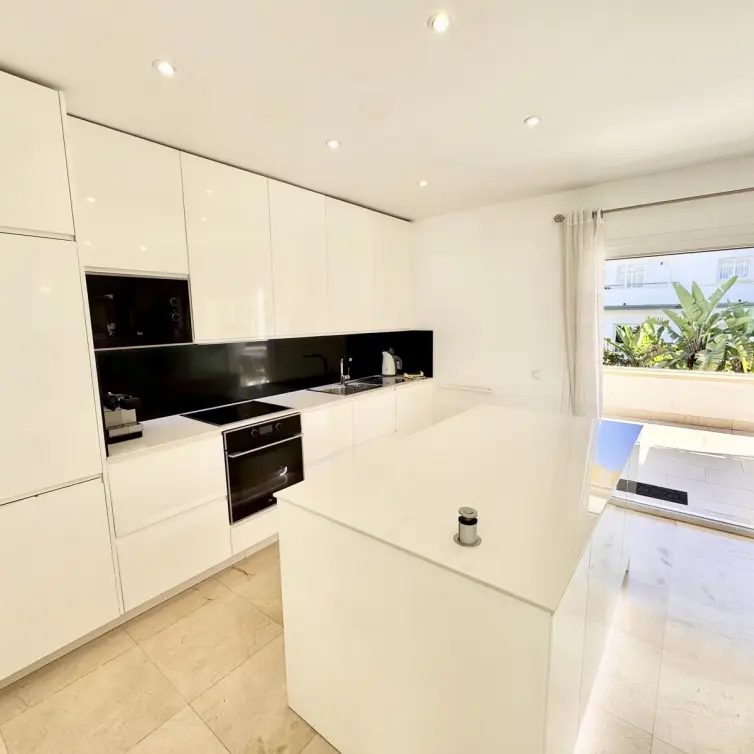 Venta de apartamento en planta media en Estepona