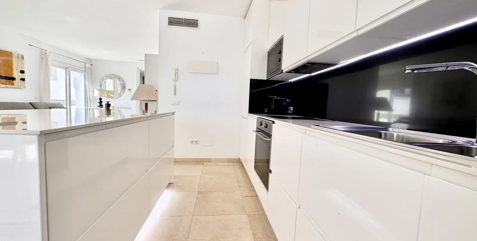 Venta de apartamento en planta media en Estepona 7