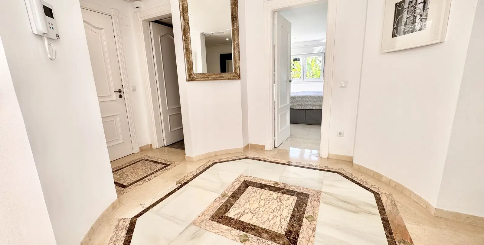 Venta de apartamento en planta media en Estepona 9