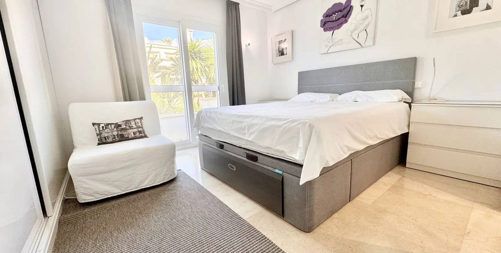 Venta de apartamento en planta media en Estepona 12