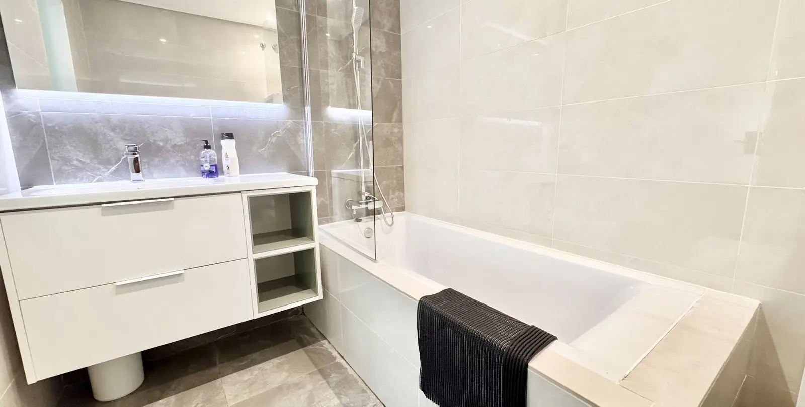 Venta de apartamento en planta media en Estepona 15
