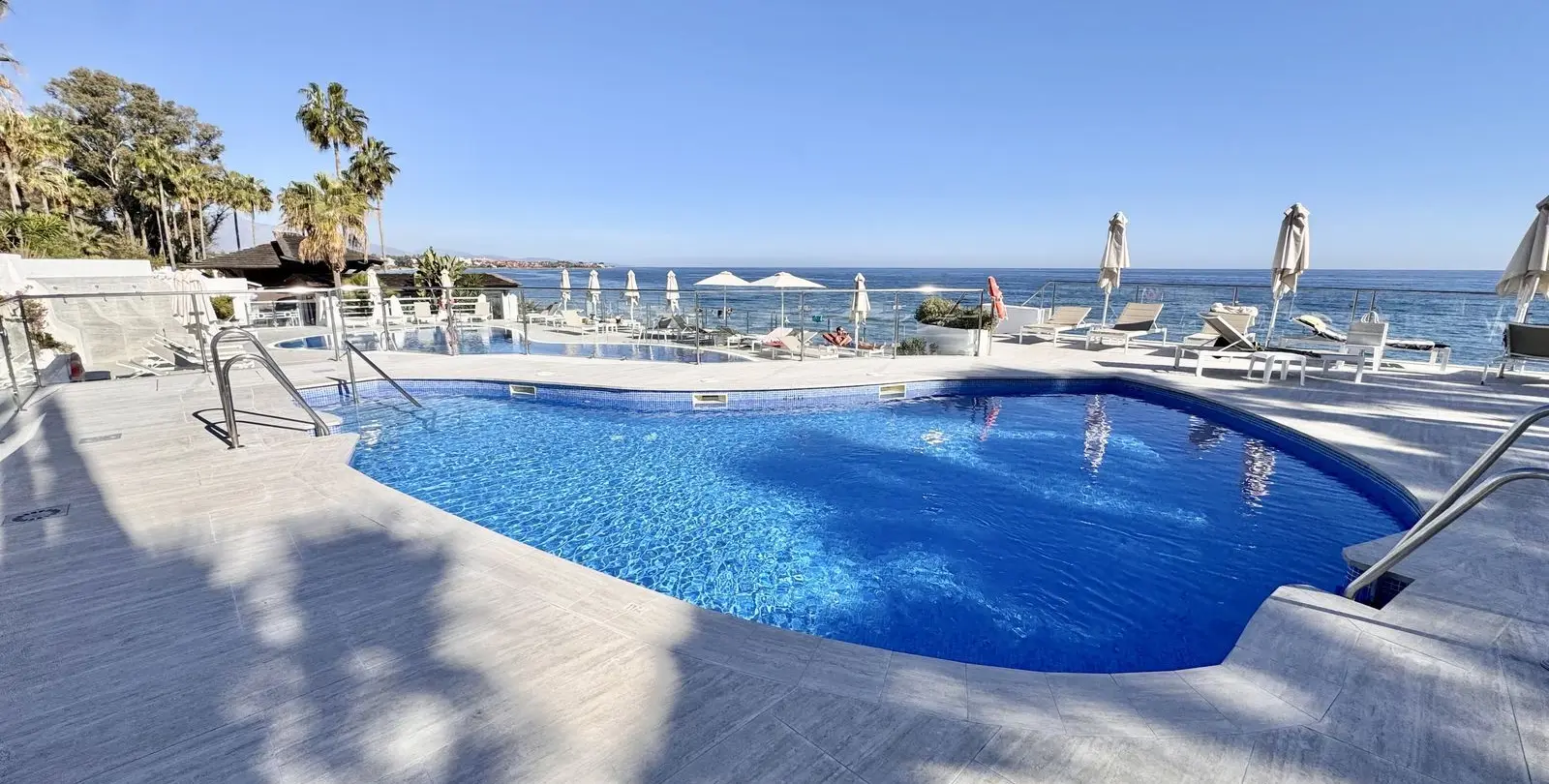 Venta de apartamento en planta media en Estepona 16