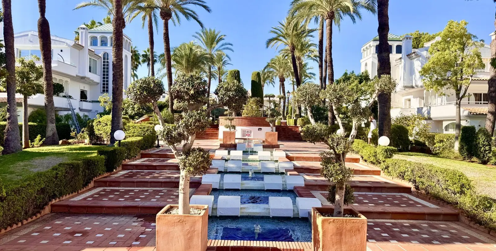 Venta de apartamento en planta media en Estepona 18