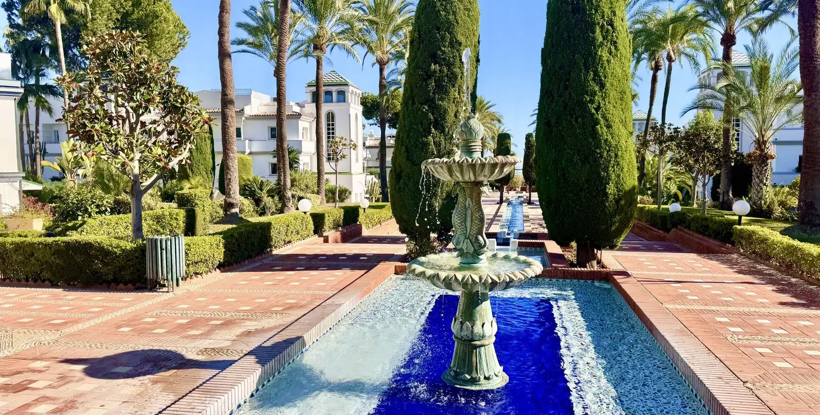 Venta de apartamento en planta media en Estepona 19