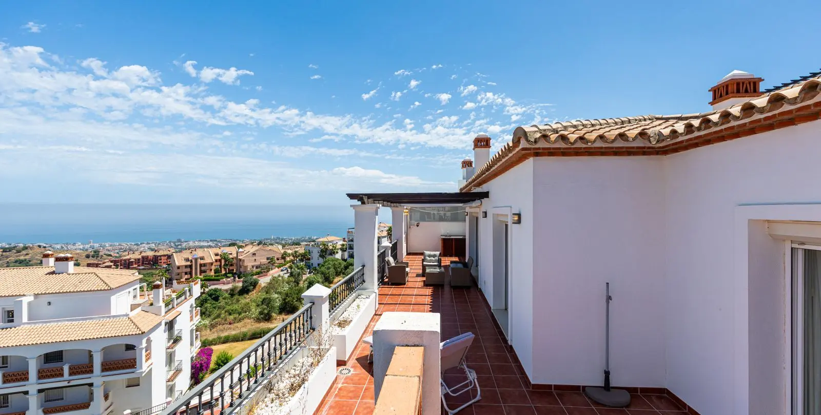 Sale of penthouse in Calahonda 1