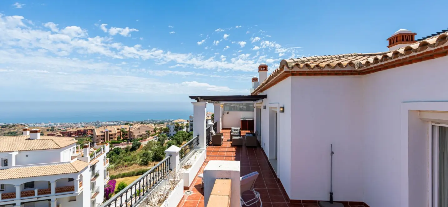 Sale of penthouse in Calahonda 0