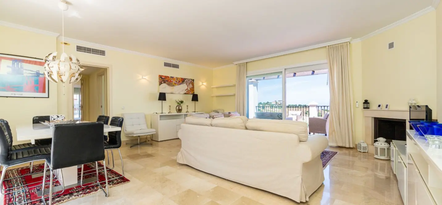 Sale of penthouse in Calahonda 1