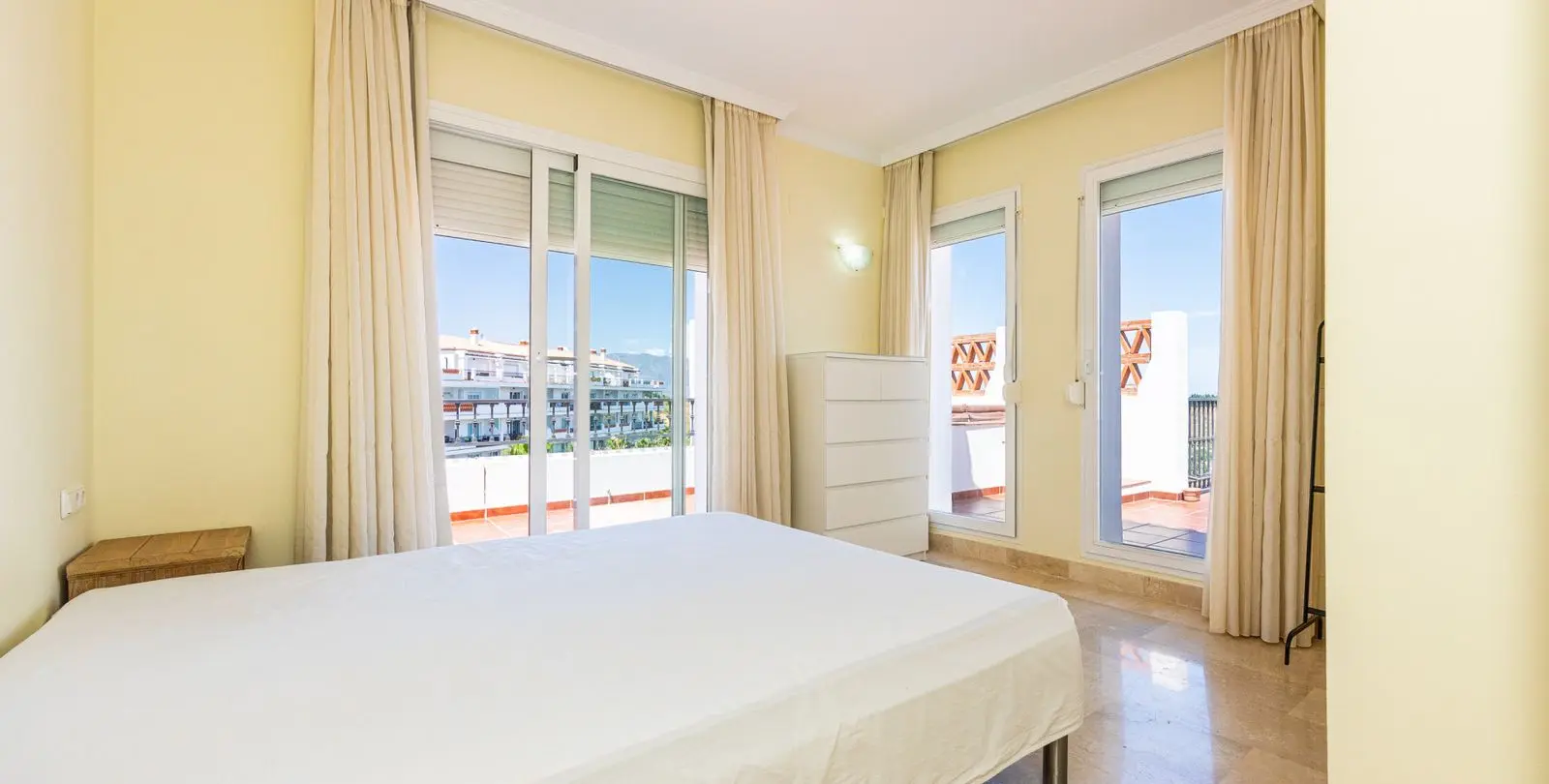 Sale of penthouse in Calahonda 4