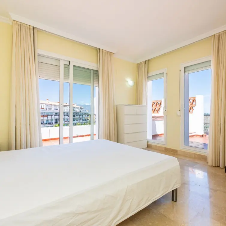 Sale of penthouse in Calahonda