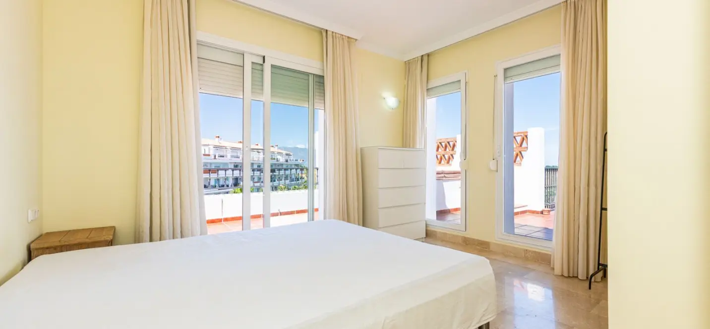 Sale of penthouse in Calahonda 3