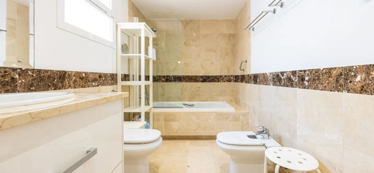 Sale of penthouse in Calahonda 4