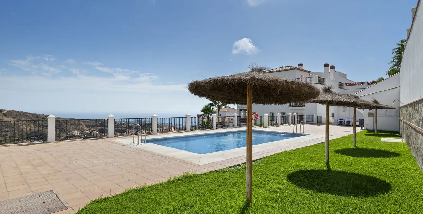 Sale of penthouse in Calahonda 10