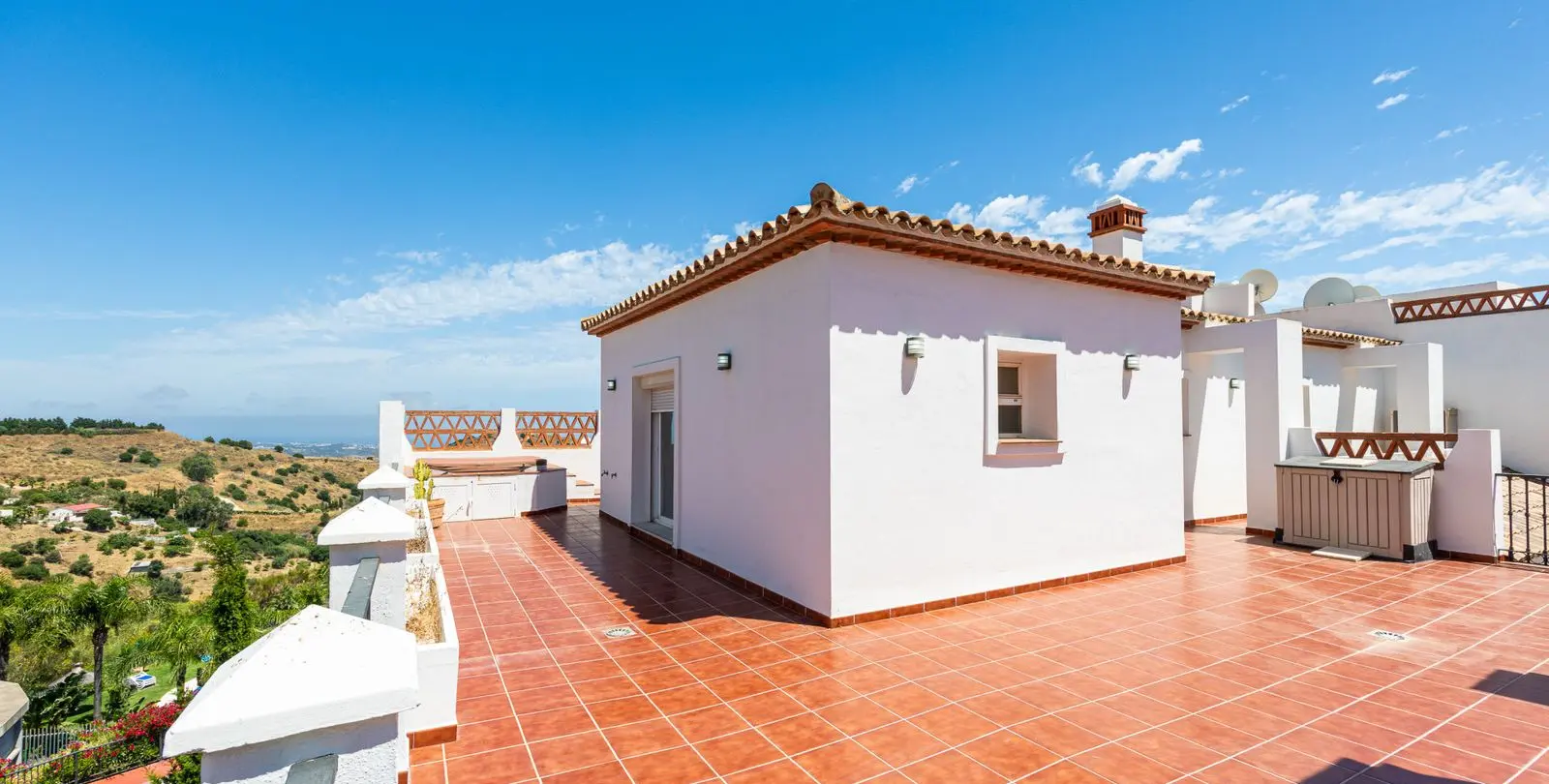 Sale of penthouse in Calahonda 11