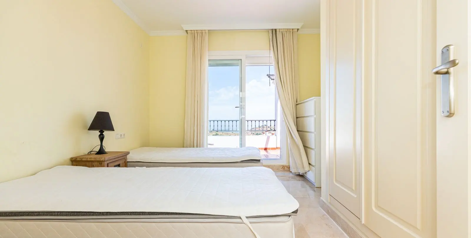Sale of penthouse in Calahonda 13