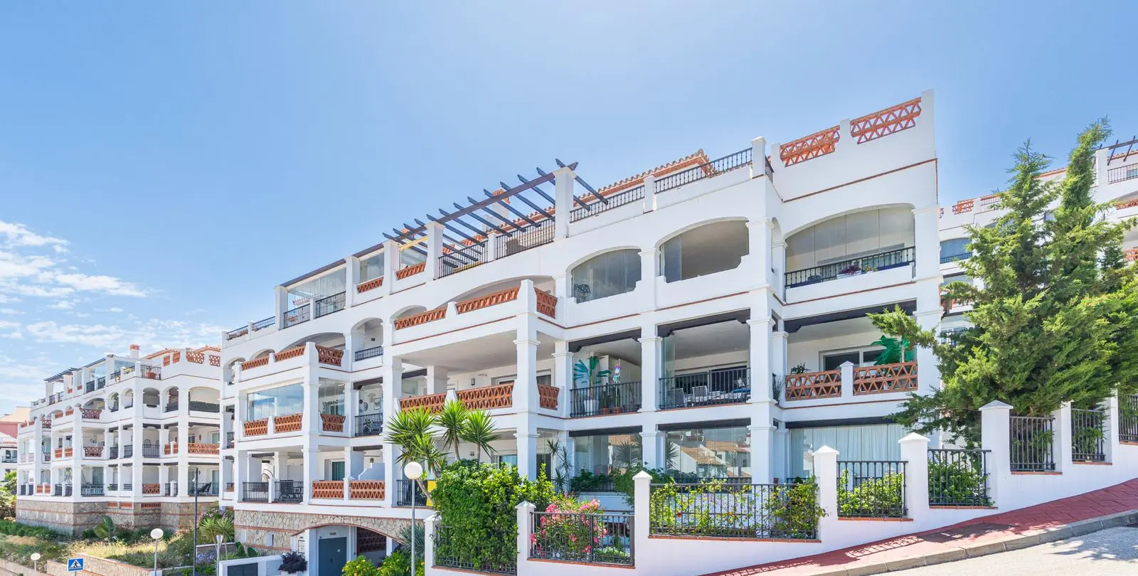 Sale of penthouse in Calahonda 19