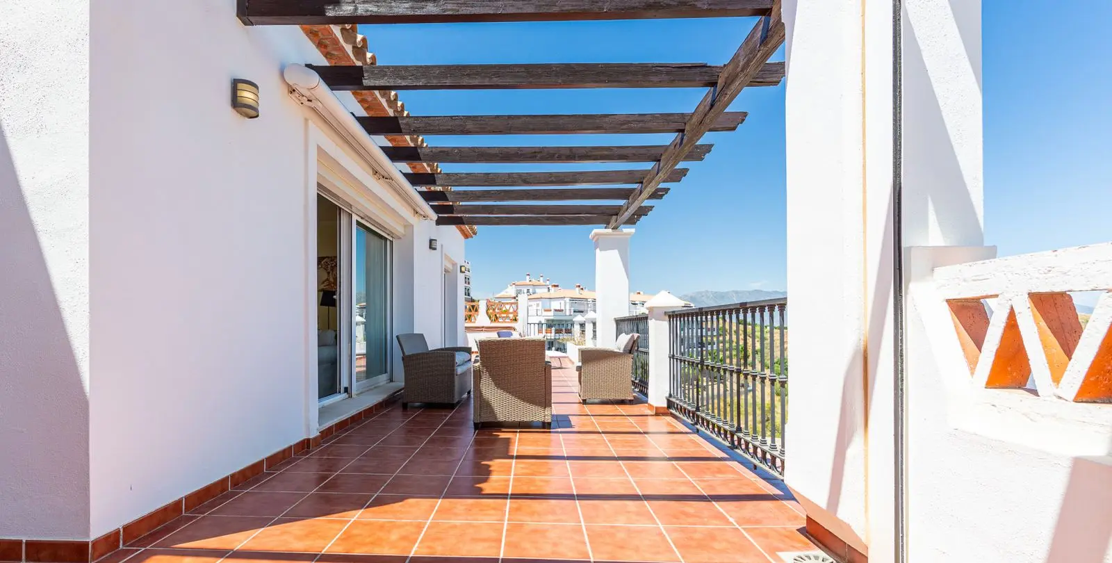 Sale of penthouse in Calahonda 21