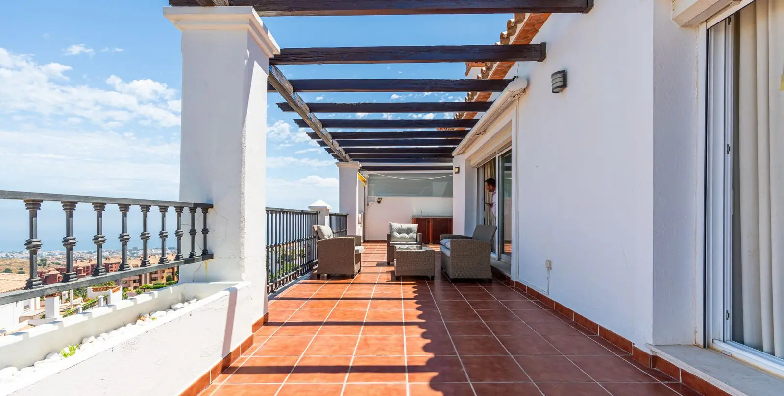 Sale of penthouse in Calahonda 23