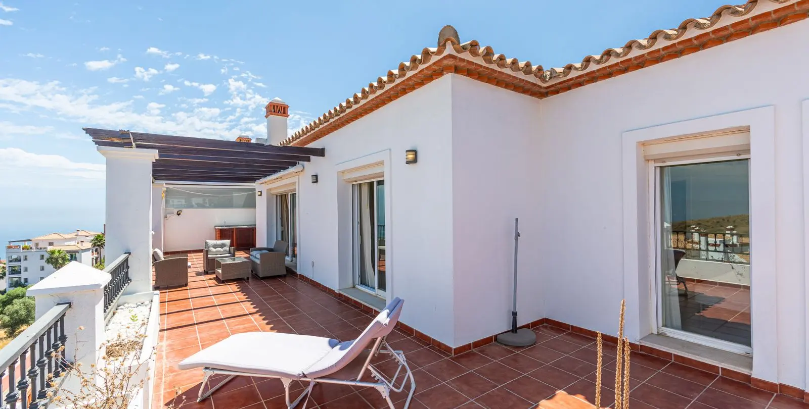 Sale of penthouse in Calahonda 25