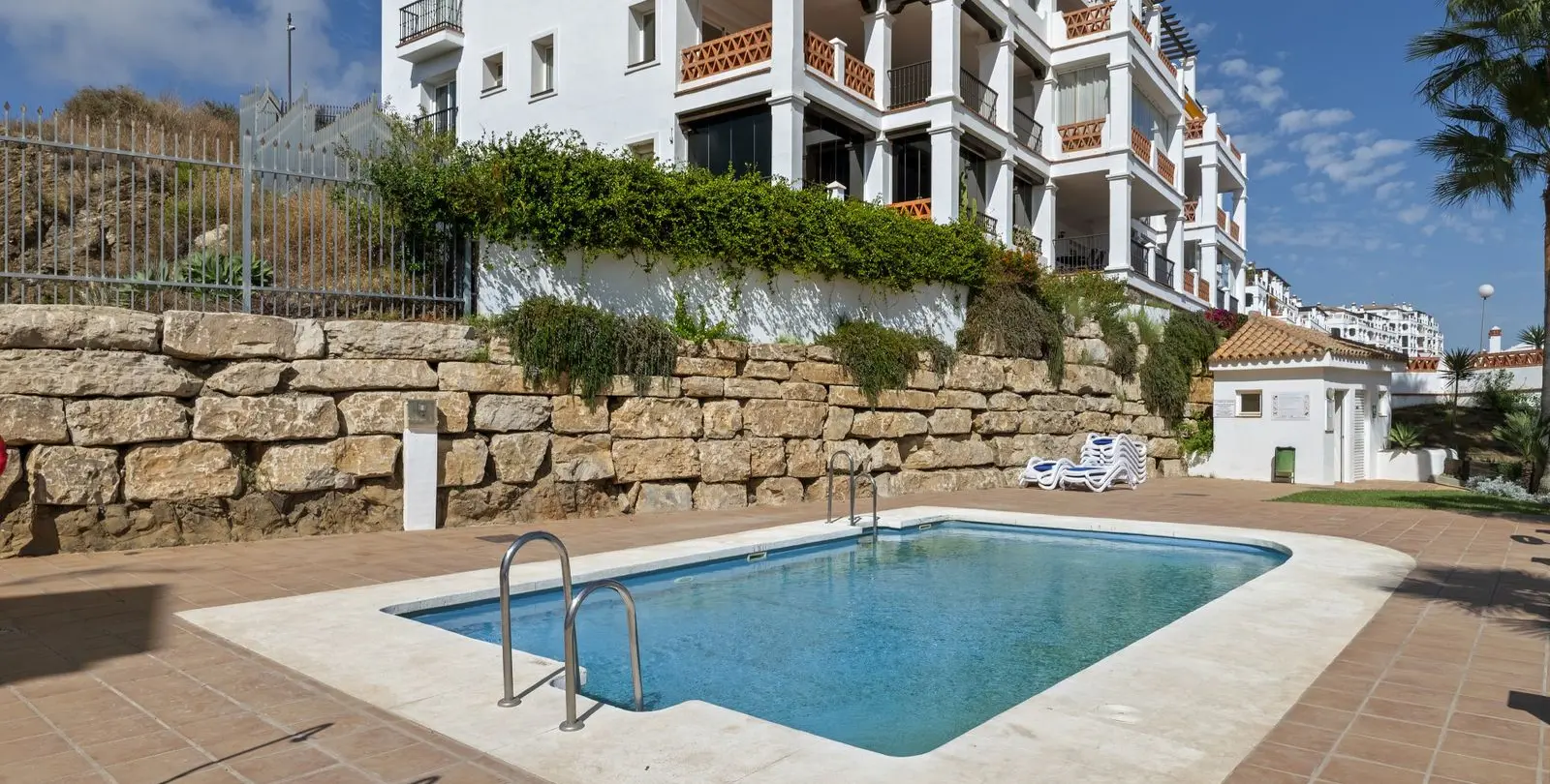 Sale of penthouse in Calahonda 26