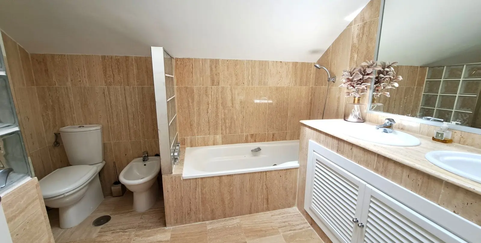 Venta de ático dúplex en Nueva Andalucía 19