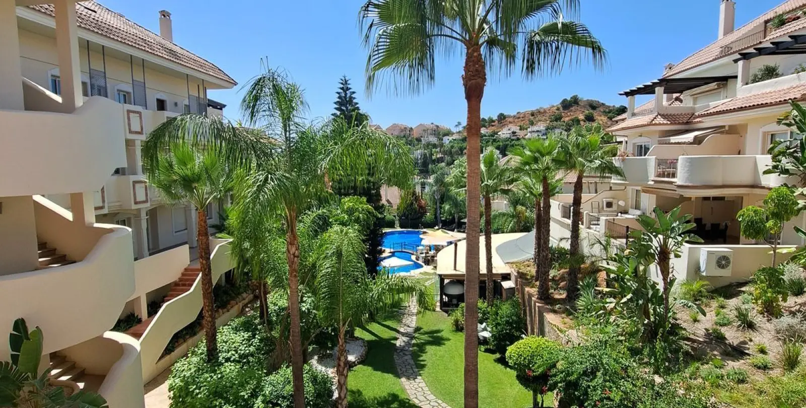 Venta de ático dúplex en Nueva Andalucía 25