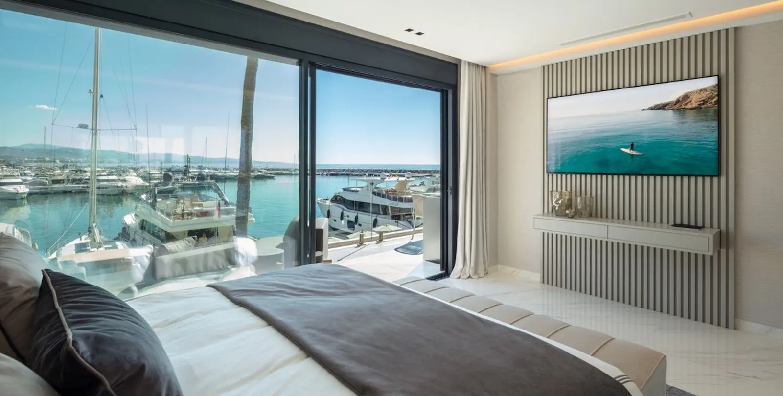 Venta de apartamento en planta media en Puerto Banús 1