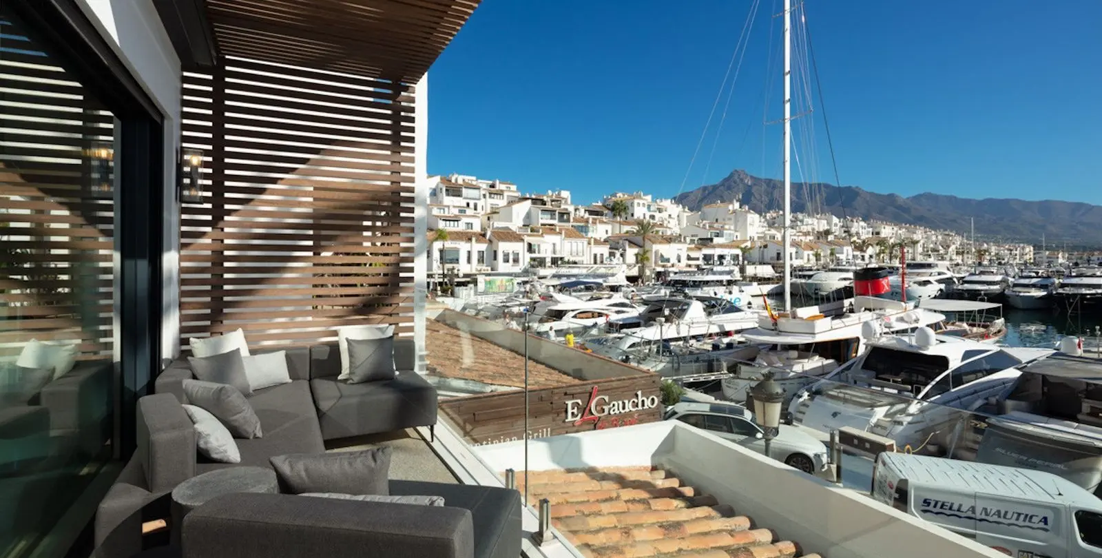Venta de apartamento en planta media en Puerto Banús 2