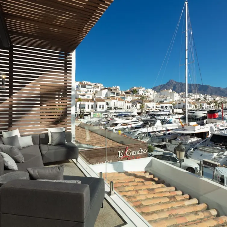Venta de apartamento en planta media en Puerto Banús