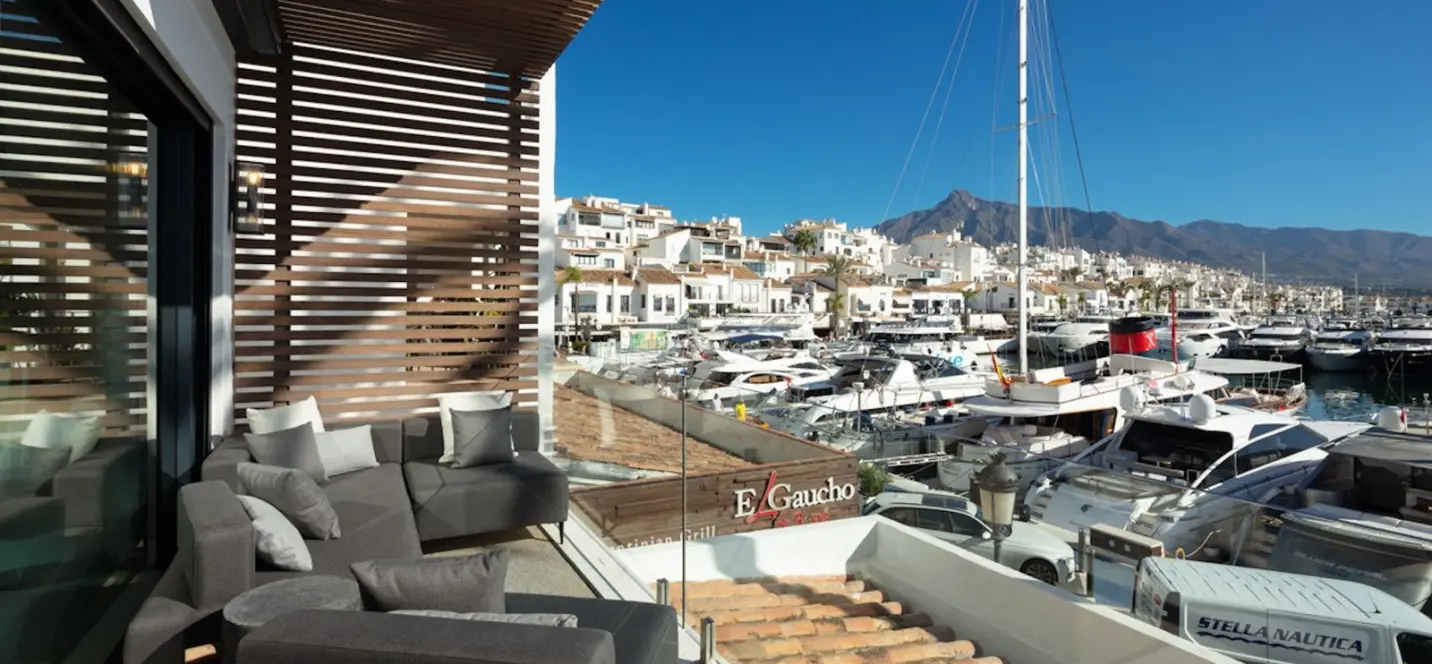Venta de apartamento en planta media en Puerto Banús 1