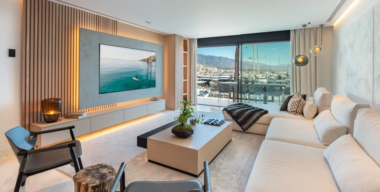 Venta de apartamento en planta media en Puerto Banús 3