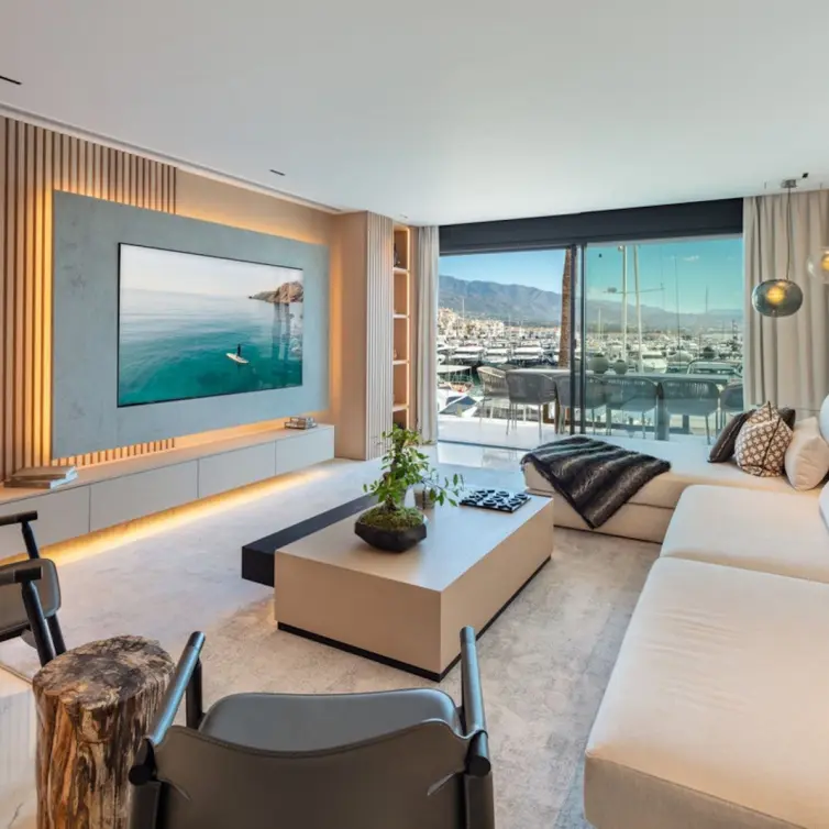 Venta de apartamento en planta media en Puerto Banús