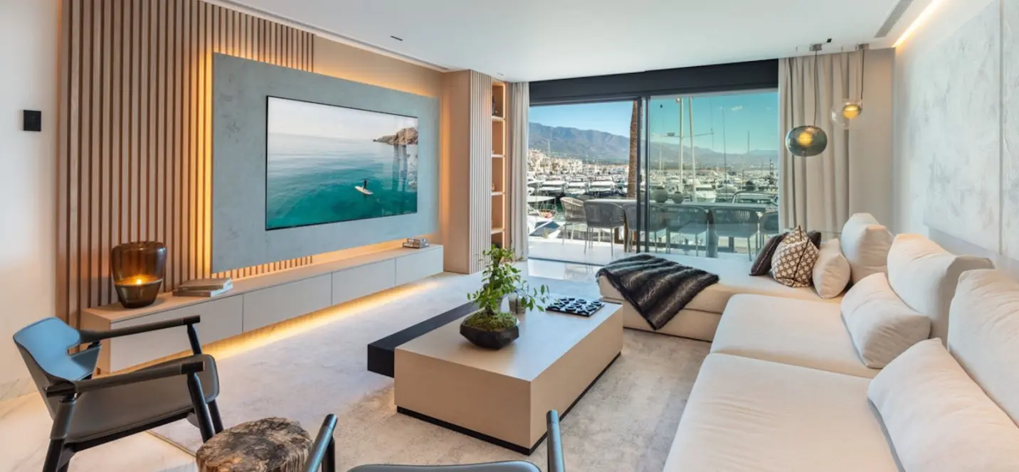 Venta de apartamento en planta media en Puerto Banús 2