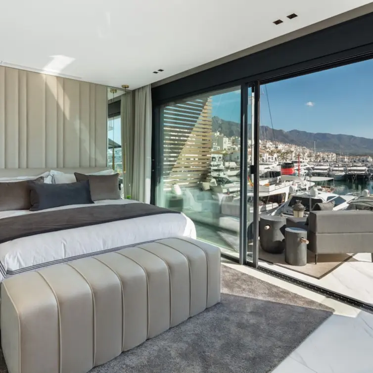 Venta de apartamento en planta media en Puerto Banús