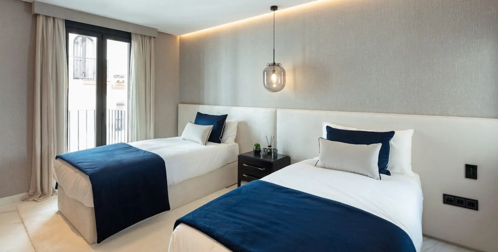 Venta de apartamento en planta media en Puerto Banús 12