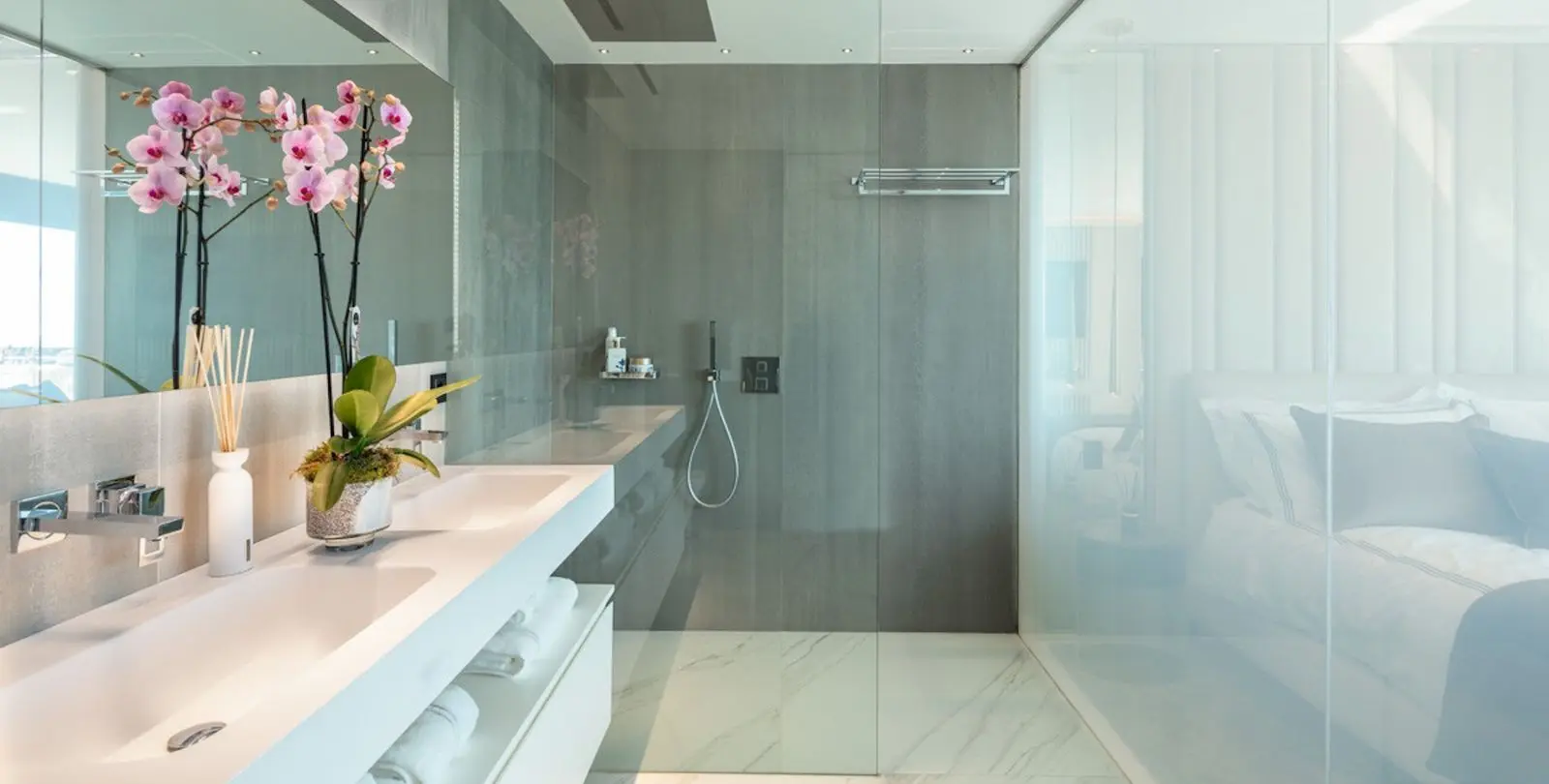 Venta de apartamento en planta media en Puerto Banús 14