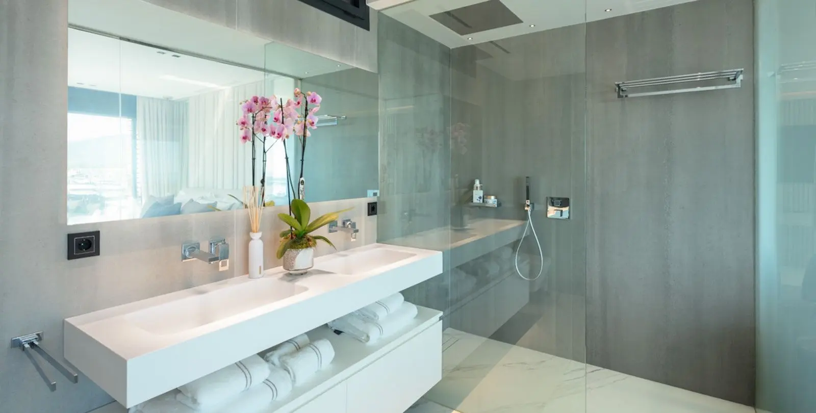 Venta de apartamento en planta media en Puerto Banús 15