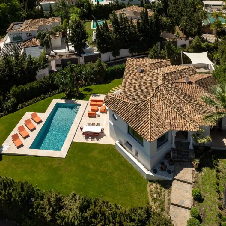 Venta de villa independiente en Nueva Andalucía