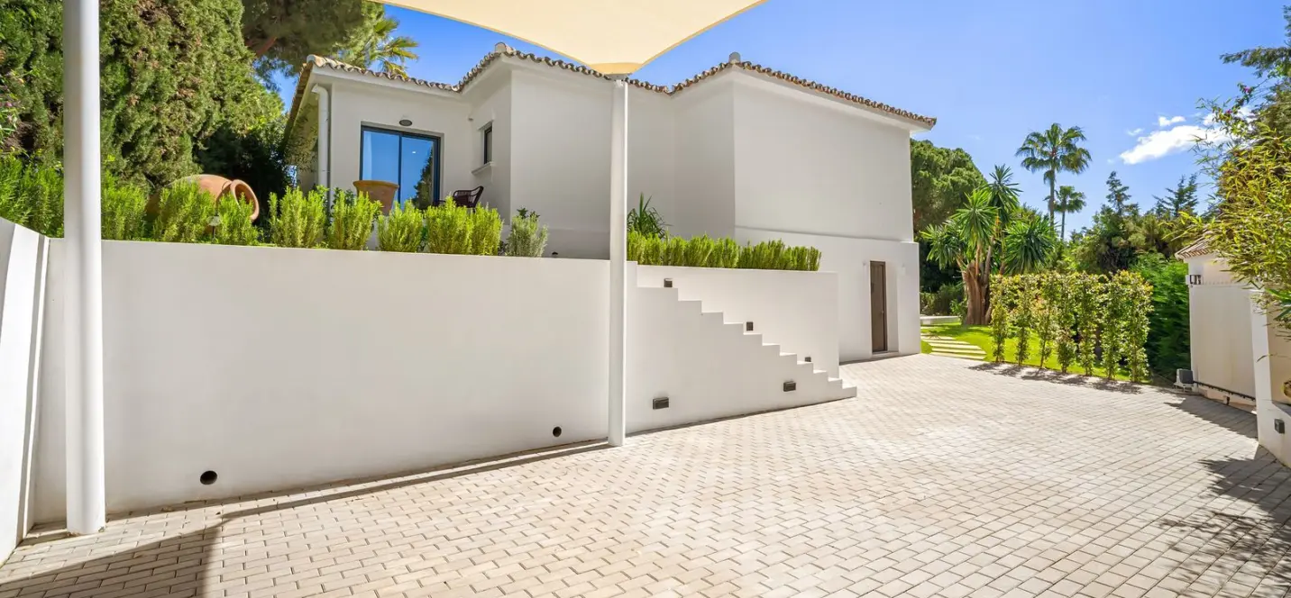 Venta de villa independiente en Nueva Andalucía 3