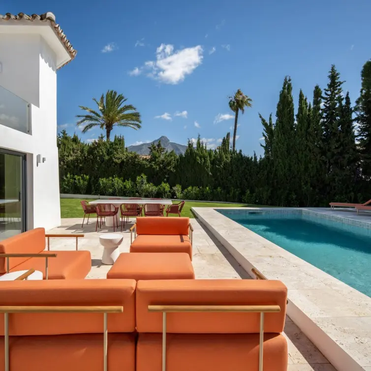 Venta de villa independiente en Nueva Andalucía