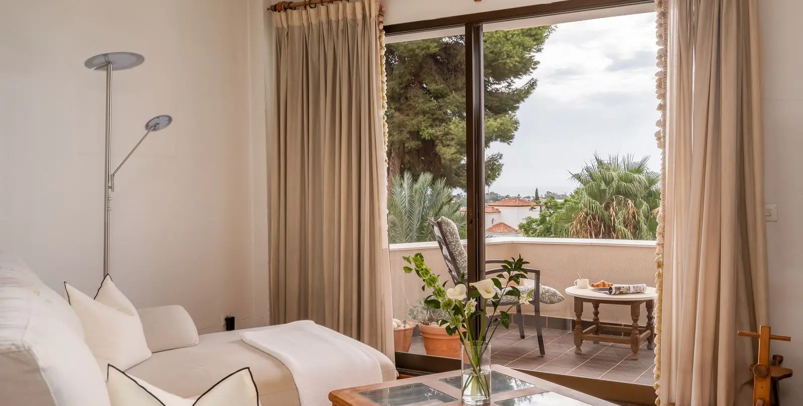Venta de apartamento en planta media en Estepona 1